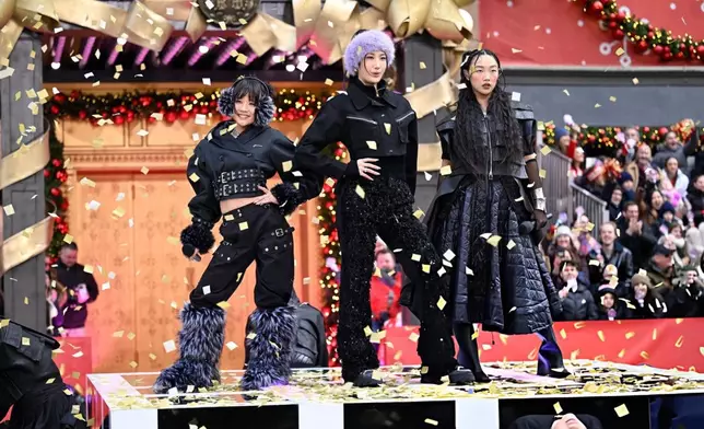 《Kpop獵魔女團》三位原唱歌手日前在美國感恩節巡遊上演出。Ejae IG圖片
