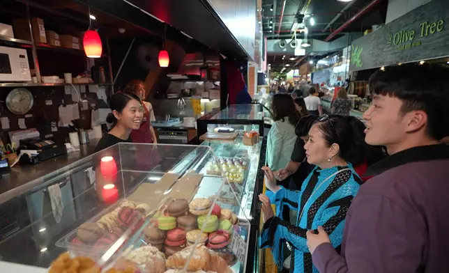 沿路遇到不少當地華人，大家都認得阿姐！