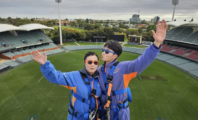 嘉洛帶阿姐登上Adelaide Oval 50米高空的橢圓球場，體驗Roof Climb。