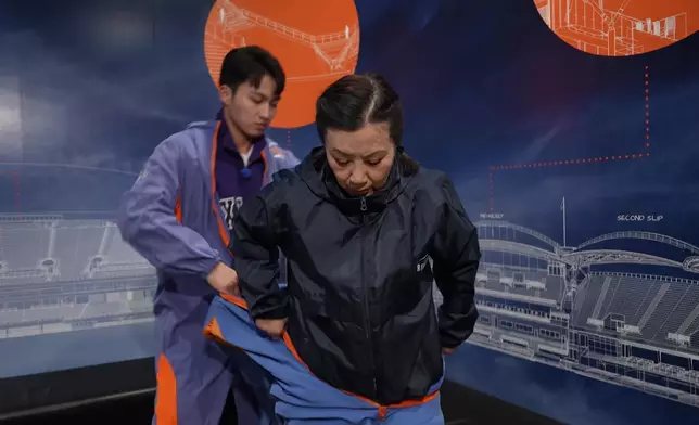 暖男嘉洛知道阿姐畏高，先替她穿好保護裝備。