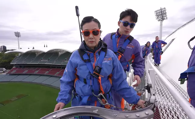 再邊行邊安撫給予安全感，上落樓梯時不時提醒：「唔使擔心阿姐，我會一路喺你後面。」