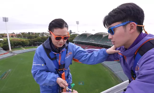 阿姐一度緊張，要扶實嘉洛。