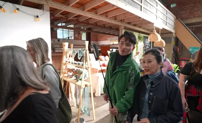 二人去到Gilles at The Grounds市集Shopping！