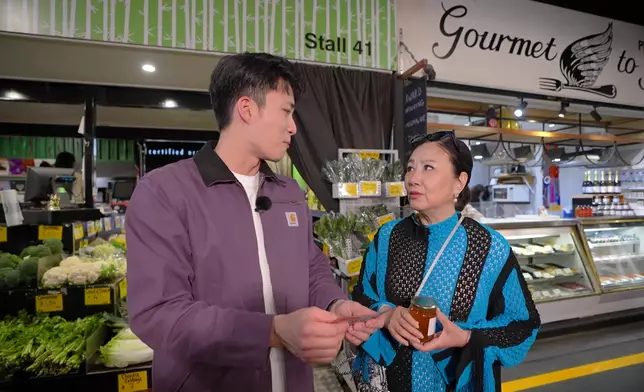 周嘉洛先帶阿姐到Central Market，二人挑戰用有限金額買意粉及蜆。