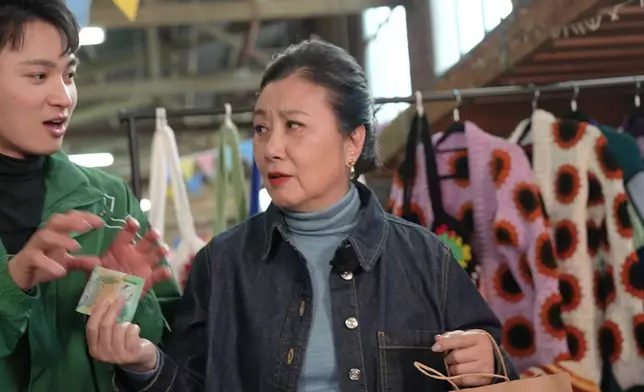 阿姐醒嘉洛零用錢。