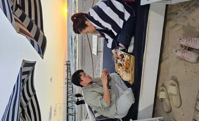 二人去到海灘睇住日落談心，互相送上禮物。