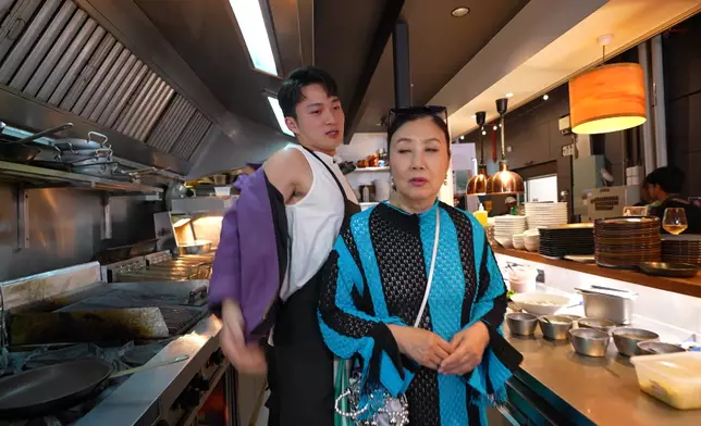 原來「驚喜名廚」就是嘉洛本人，阿姐：「你得唔得呀？入廚幾多年？」