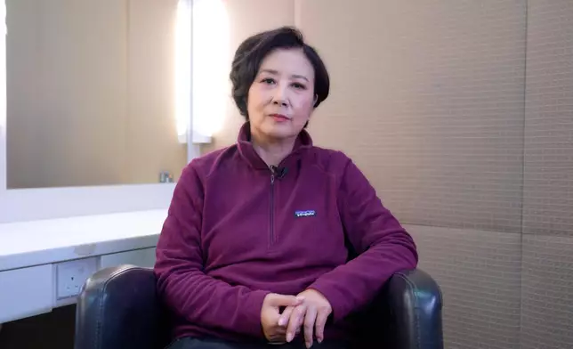 阿姐為是次災民打氣及慰問的片段。