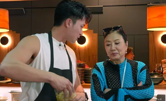 嘉洛一本正經答：「我入廚兩堂。」