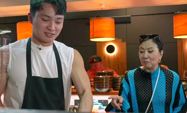 嘉洛落手煮的時候，阿姐更在旁提點：「落意粉唔好咁大力。」