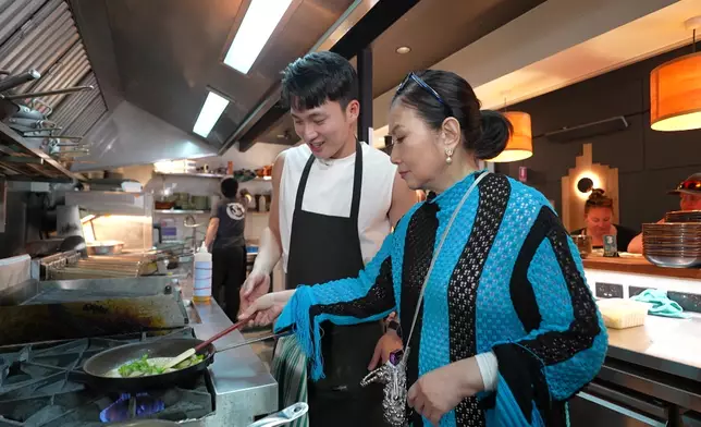 阿姐忍不住出手撩兩下。