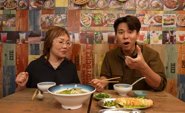 行仔一次試勻手打墨魚蝦餅、蒜蓉牛油雞翼。