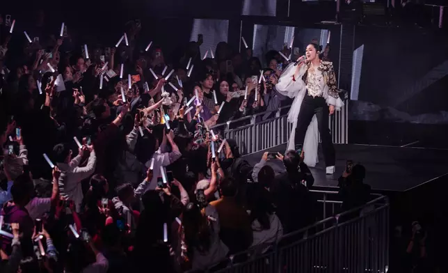 一連六場的「楊千嬅Live My LIVE演唱會」，昨晚（月1日）來到第三場。