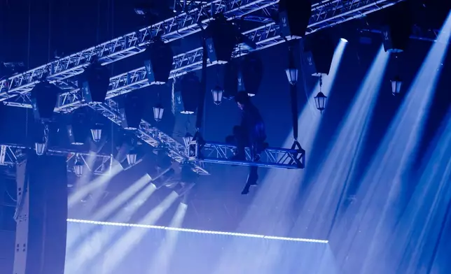 楊千嬅演唱會演出意外，設備信號出問題特技人員懸空。