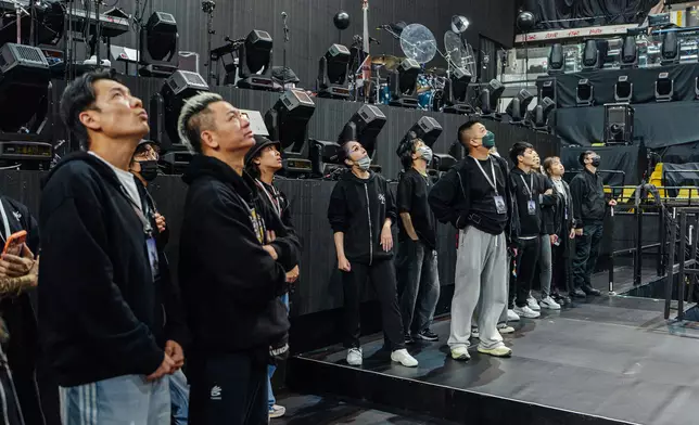 楊千嬅演唱會演出意外，設備信號出問題特技人員懸空。