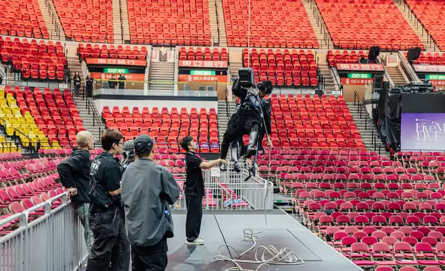 專業團隊決策讓特技人員於高空原位等待，直至演出結束、觀眾完全離場後，才在一個完全安全可控的環境下，由專業團隊協助其穩妥返回地面。