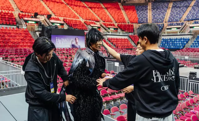 千嬅親自關注並慰問安全著地的「峰哥」。