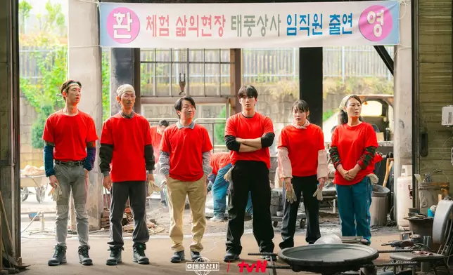 李俊昊飾演的強太風帶領「颱風商社」渡過經營危機。tvN Drama圖片