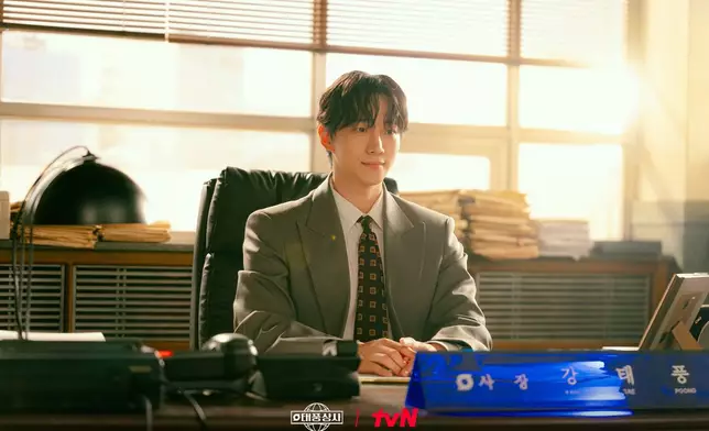 李俊昊飾富二代強太風，一夜之間接手家族貿易公司「颱風商社」。tvN Drama圖片