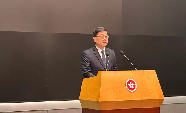 特首李家超在行會前見記者。巴士的報記者攝