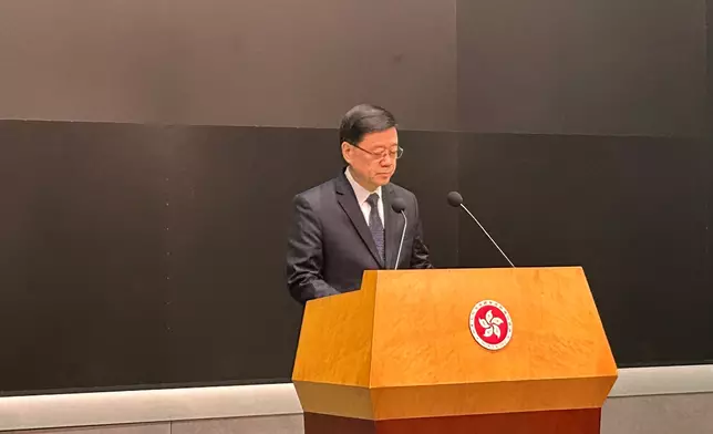 李家超稱這一場大火反映維修建築工程從施工到監督都出現嚴重疏忽，多個環節都出現失誤的問題。巴士的報記者攝