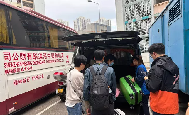 宏志閣居民叫客貨車送走細軟。巴士的報記者攝