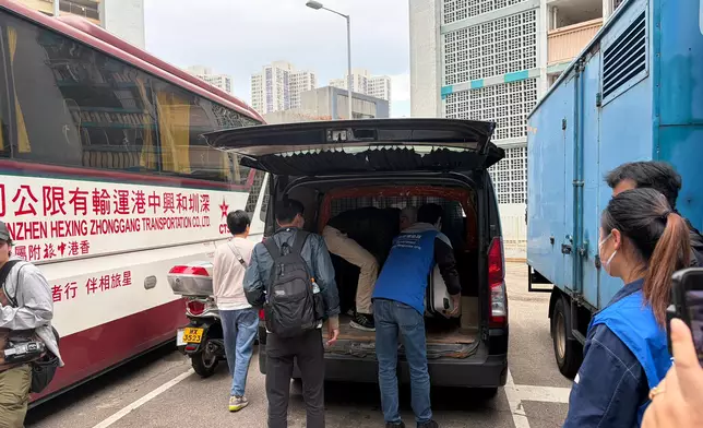 宏志閣居民叫客貨車送走細軟。巴士的報記者攝