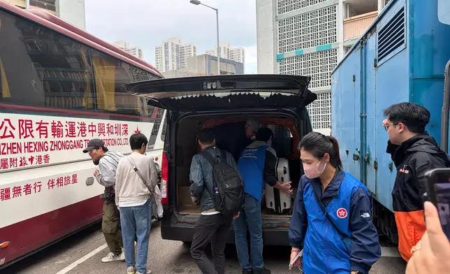 宏志閣居民叫客貨車送走細軟。巴士的報記者攝