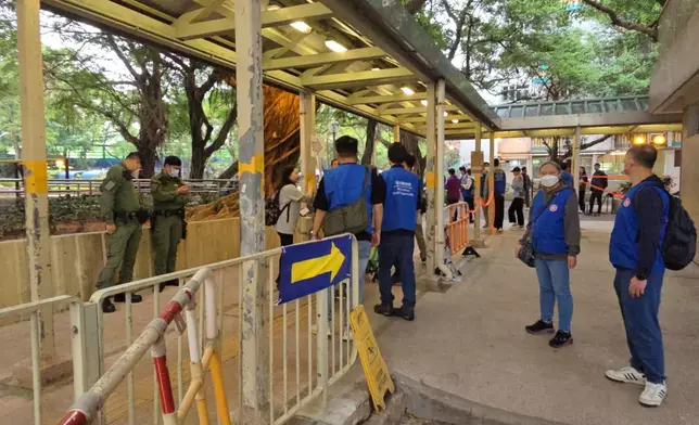 如住戶有需要，在門外守候的公務員可以協助聯絡和搬運行李等，社署的社工會在現場支援居民。巴士的報記者攝