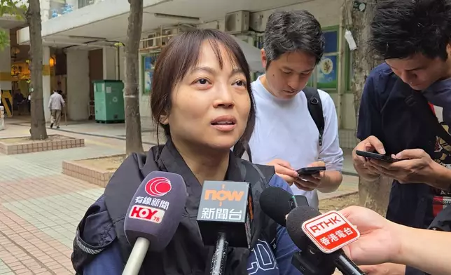 何小姐一早來到登記，希望可以幫居住在宏志閣的父母取回冬天的禦寒衣物及藥物。巴士的報記者攝