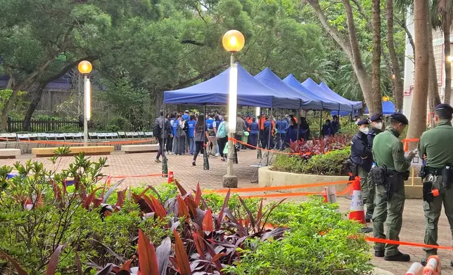 民政事務總署和公務員應急隊一早在旁準備好，為居民提供支援。巴士的報記者攝