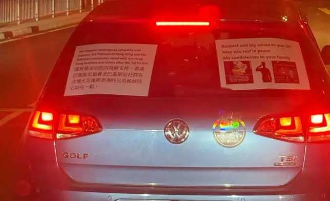 前方車尾張貼了兩張感人的告示。threads圖片