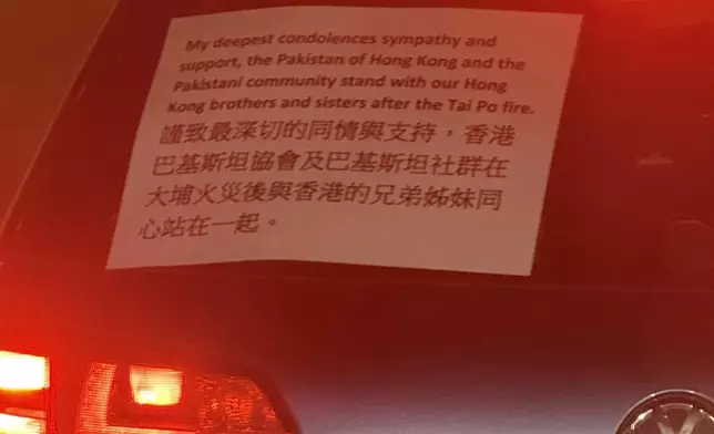 前方車尾張貼了兩張感人的告示。threads圖片