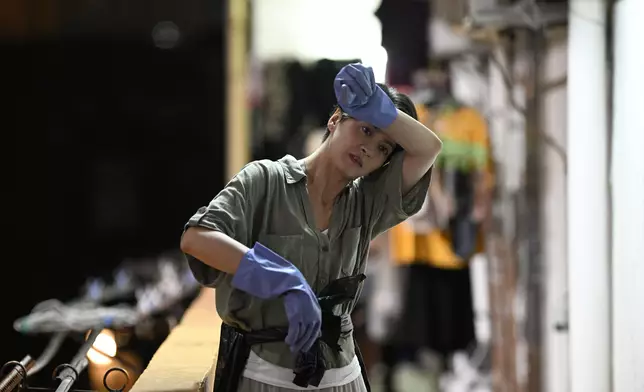 梁詠琪（Gigi）體驗垃圾工艱辛。