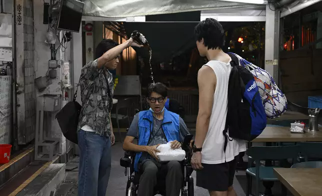 陳湛文啤酒淋頭。