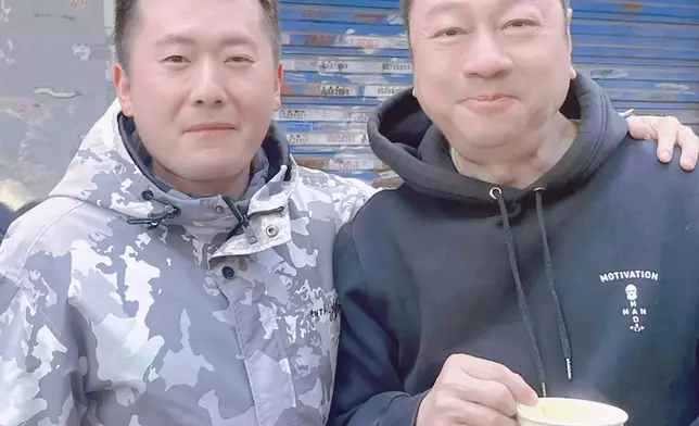 有內地網民在社交平台分享於武漢偶遇黎耀祥的照片，大讚「黎耀祥老師人超好」，並透露當時黎耀祥正與他們一同坐在街邊食熱乾麵。