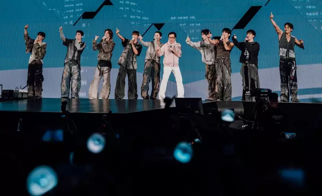 成龍在SVT香港演唱會上驚喜現身。PLEDIS娛樂圖片