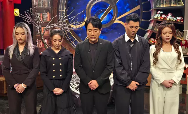 昨晚嘉賓In Lee及Ernest跟一班主持人為死難者默哀。