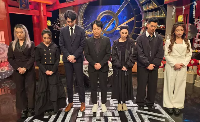 昨晚嘉賓In Lee及Ernest跟一班主持人為死難者默哀。