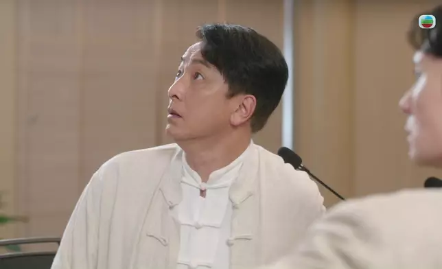 Man姐偷偷播片，一播完片眾人好似即刻清醒過來，連身邊的富二代鄭志和都醒一醒。