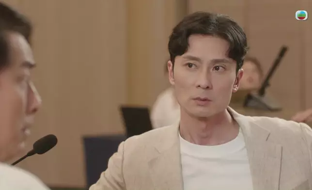 Man姐偷偷播片，一播完片眾人好似即刻清醒過來，連身邊的富二代鄭志和都醒一醒。