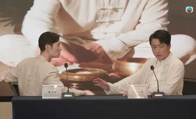 Man姐偷偷播片，一播完片眾人好似即刻清醒過來，連身邊的富二代鄭志和都醒一醒。