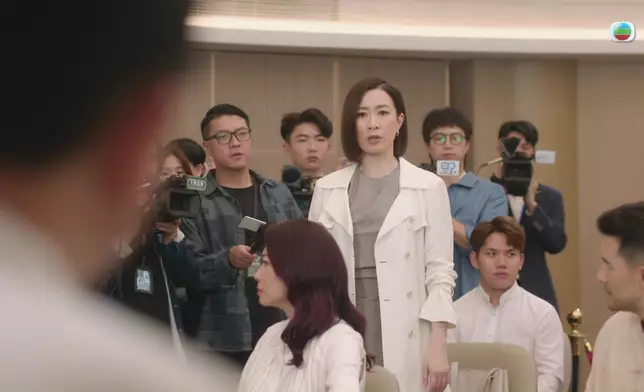 Man姐偷偷播片，一播完片眾人好似即刻清醒過來，連身邊的富二代鄭志和都醒一醒。