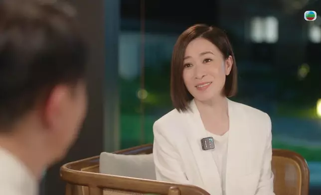 Man姐呢兩集都係著住色調柔和嘅衫，除咗融入晶耀學院的環境外，同時都營造出柔弱感。