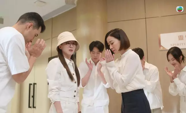 Man姐呢兩集都係著住色調柔和嘅衫，除咗融入晶耀學院的環境外，同時都營造出柔弱感。