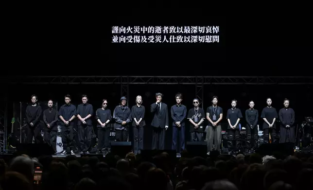 阿譚開唱前進行默哀，向大埔五級火死難者致以最深切哀悼。