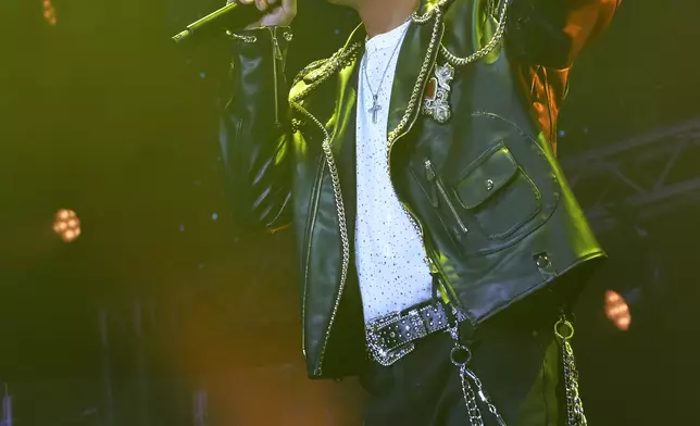 阿譚以快歌《為你解悶》揭開序幕。