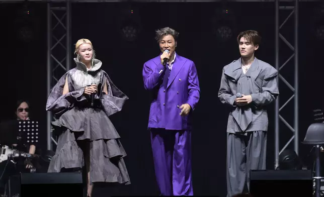 阿譚與《聲秀》學員胡港豐和布子殷先後合唱《霧之戀》與《高山低谷》。