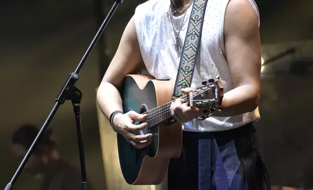 阿譚翻唱多首梅艷芳的快歌，透過音樂向師傅致敬。