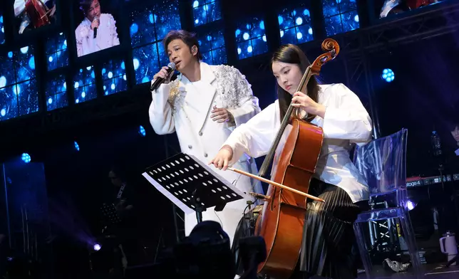 14歲愛女Tamia大提琴伴奏。